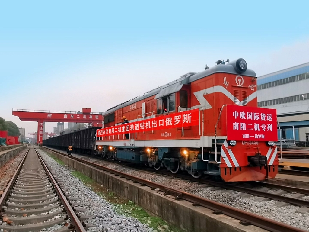 二機軌道鉆機再次搭乘中歐班列前往俄羅斯，添彩一帶一路